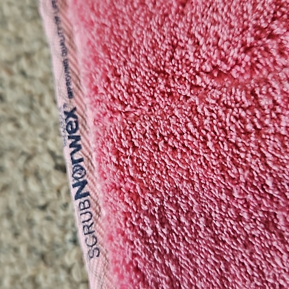 Norwex Pink Bathroom Scrub Mitt - Picture 3 of 10
